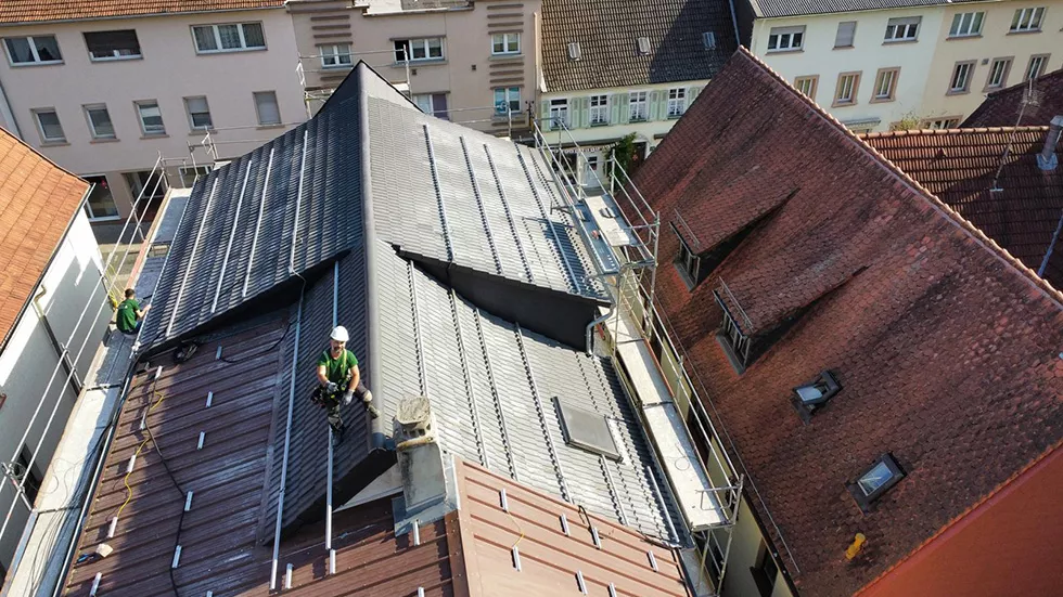 Facharbeiter auf Hausdach bereit zur Installation